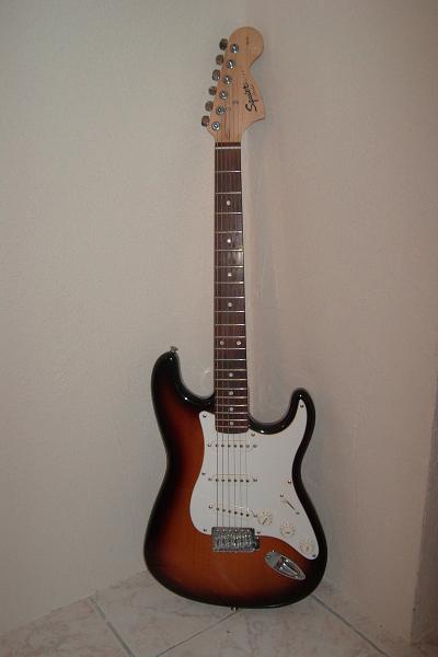 Guitare électrique Squier Strat by Fender - Annonces.eBible.fr : Annonces gratuites entre chrétiens