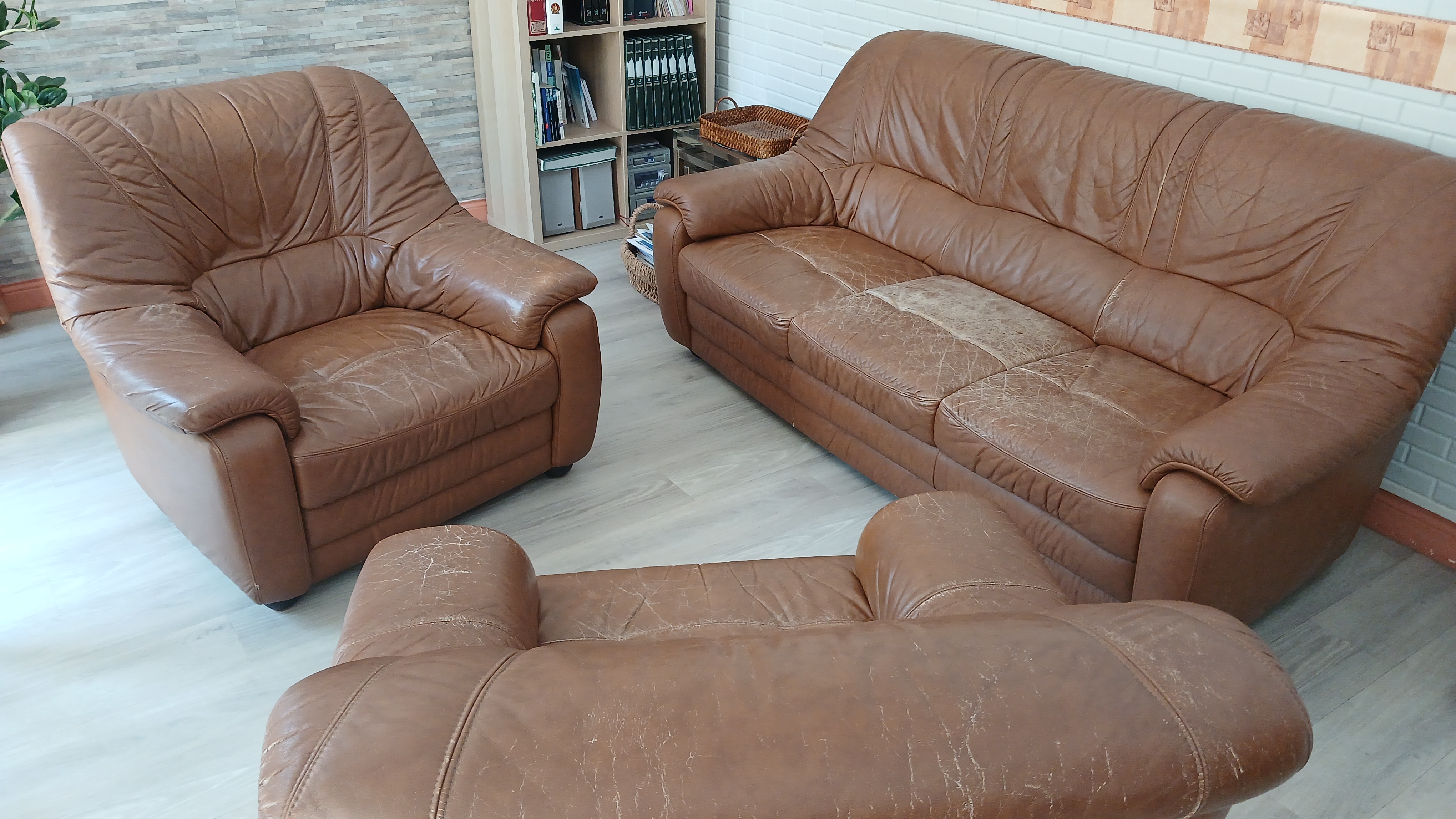 Canapé et deux fauteuils en cuir